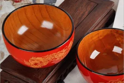 Cuencos de madera tallados