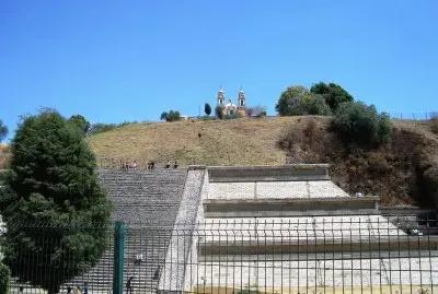 Templo y pirÃ¡mide en Cholula, Puebla.