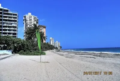 Playa y edificios en San Juan, Puerto Rico.