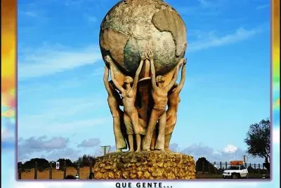 Q U E   G E N T E . . .