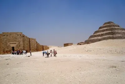 Templo y pirÃ¡mide en Memphis, Egipto.