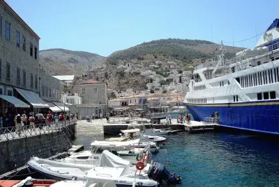 Arribo de crucero en isla griega del Mar Egeo. jigsaw puzzle