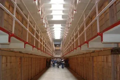 פאזל של CA Alcatraz cel block - inmates called  "Broadway "