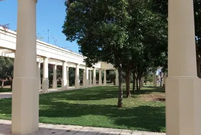 jardines junto al palau de la musica