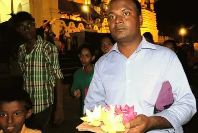 peregrino a templo budista