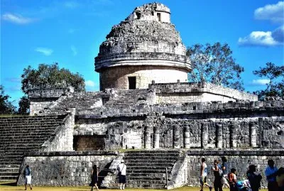 El Observatorio en Chichen-ItzÃ¡, YucatÃ¡n.