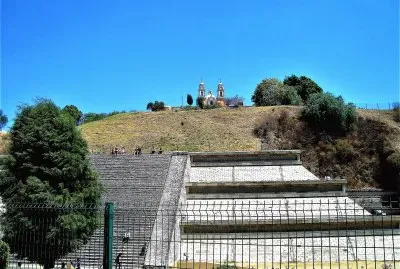 Templo y pirÃ¡mide en Cholula, MÃ©xico.