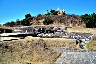 Templo y zona arqueolÃ³gica en Cholula, Puebla.