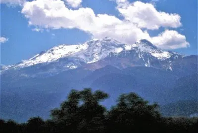 Vista de volcanes nevados en el Valle de Puebla.
