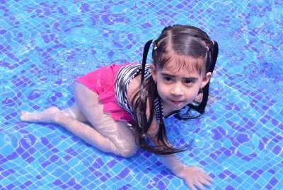 niÃ±a en alberca