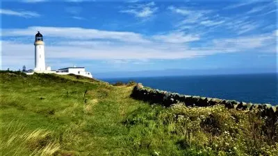 Faro y campiÃ±a escocesa.