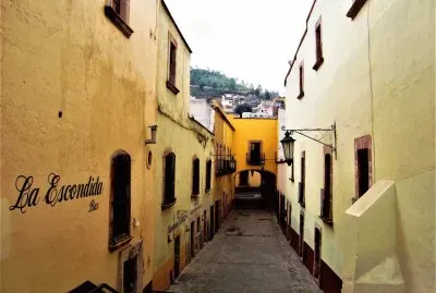CallejÃ³n de Ciudad Zacatecas, MÃ©xico. jigsaw puzzle