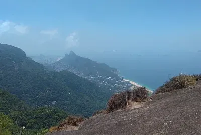 פאזל של Morro Dois IrmÃ£os - ao longe