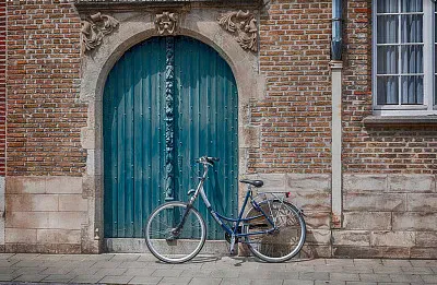 Bicicleta en pared de ladrillo