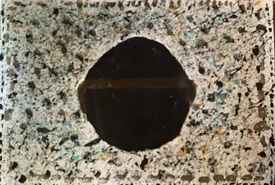 Figura simple, fondo complejo