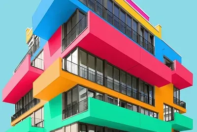 Un edificio muy colorido