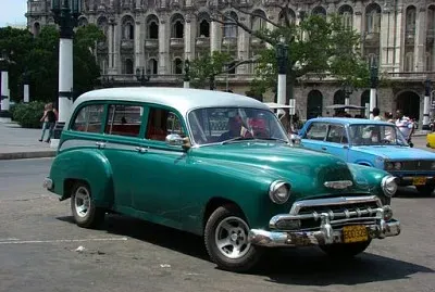 Cuba - Vieille voiture verte