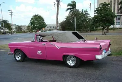 Cuba - Vieille voiture rose fushia