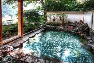 温泉火山遊泳池〠日本