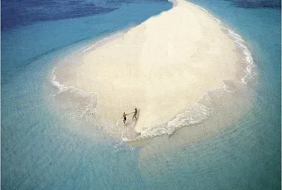 Arena, sol y mar azul
