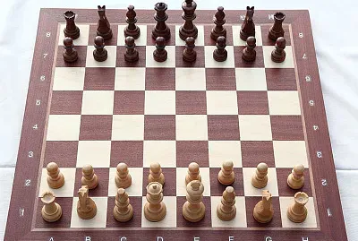 tablero con piezas de ajedrez