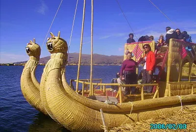 En balsa de totora, lago Titicaca.