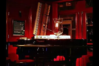 piano bar