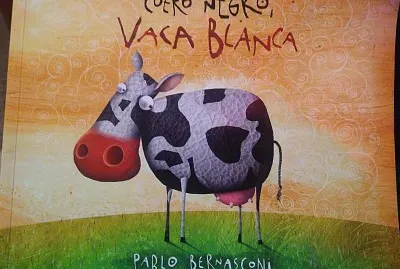 Cuero negro vaca blan