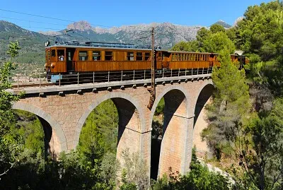 Train jigsaw puzzle
