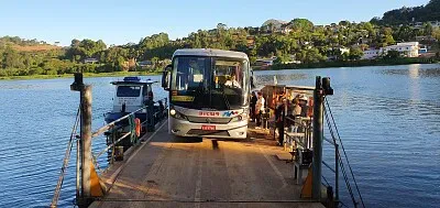 פאזל של Travessia de balsa no Rio Iguaçu
