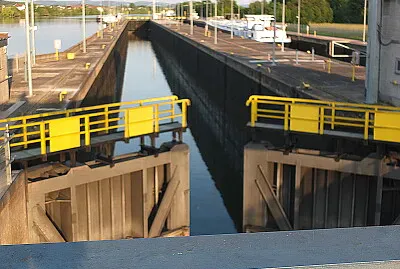 Péniche blanche jigsaw puzzle