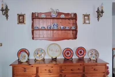 una piccola credenza al piano di sopra