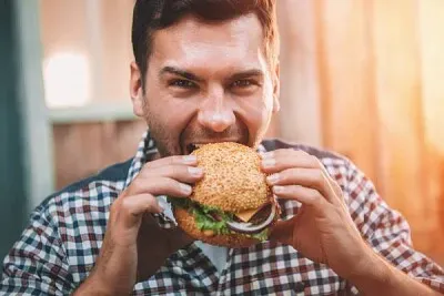 comiendo una hamburguesa