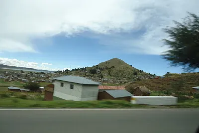 casas al lado del lago titicaca lado peru