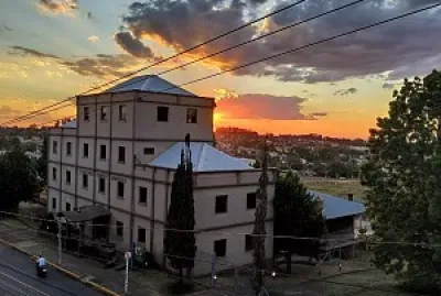Centro Cultural Jorge Logemann ao anoitecer
