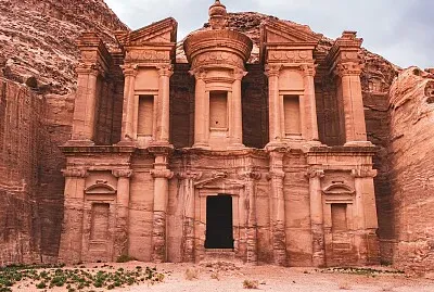 PETRA ESCULPIDA EN LA ROCA