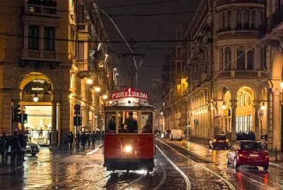 tram torino notte pioggia luci riflessi