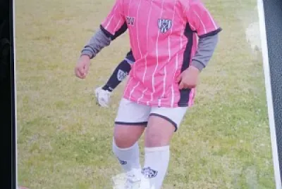 Soy yo en una imagen jugando fútbol