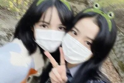 Jisoo and lisa jigsaw puzzle
