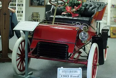 The Antique Car Museum of Iowa showcases over eighty automobiles dating from 1899 to 1965 as well as an original Skelly gas statio