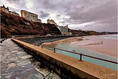 Biarritz La Côte des Basques à marée basse