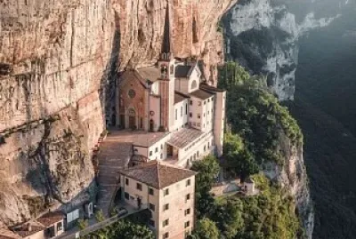 Madonna de la Coronna