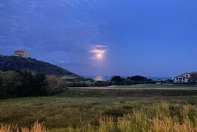 La Lune se reflète sur l 'océan-Biarritz