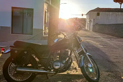 Yamaha sr250 Special de 1989 al atardecer