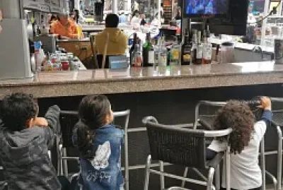 Qué hace este trío?