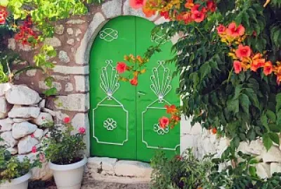 Puerta y flores