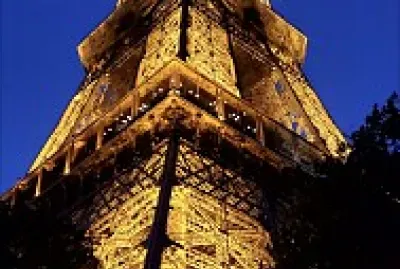 Torre Eiffel iluminada, París, Francia, 2023