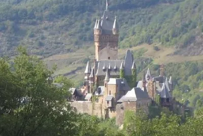 Slott nära floden Rhen, Tyskland