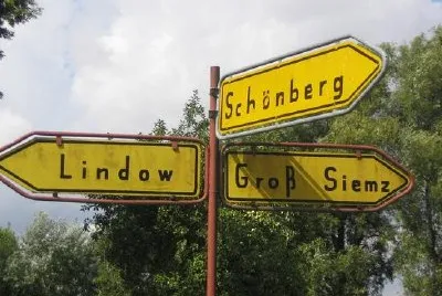 Il vecchio cartello stradale, East Mecklenburg, Germania