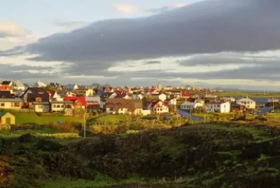 Mitternachtssonne über Hafnarfjordhur, Island